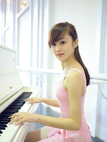 清晰美女，手弹感情，动人十足